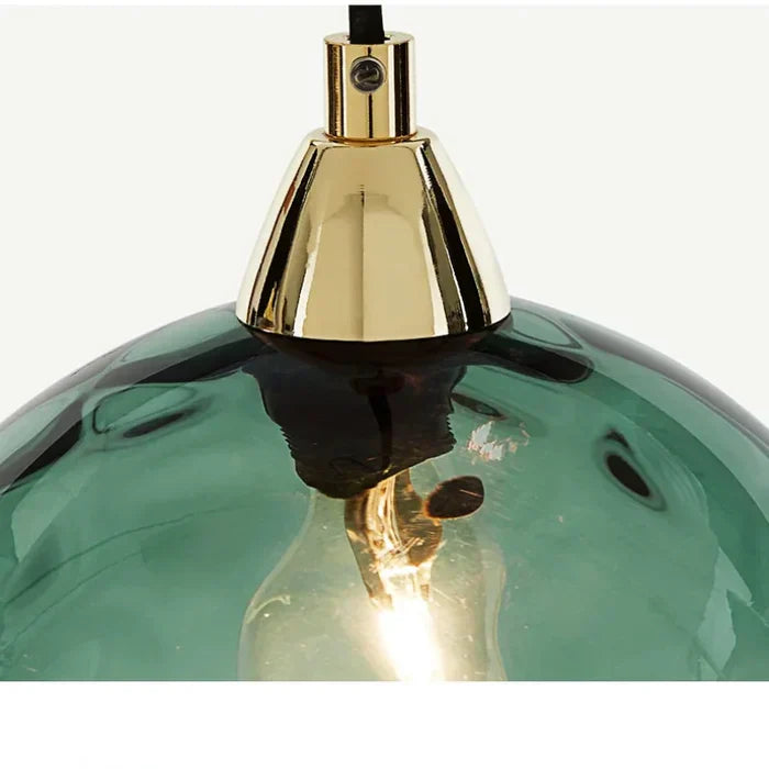 Moderne Deckenlampe mit Glaskugel, perfekte Beleuchtung für Schlafzimmer oder Flur.