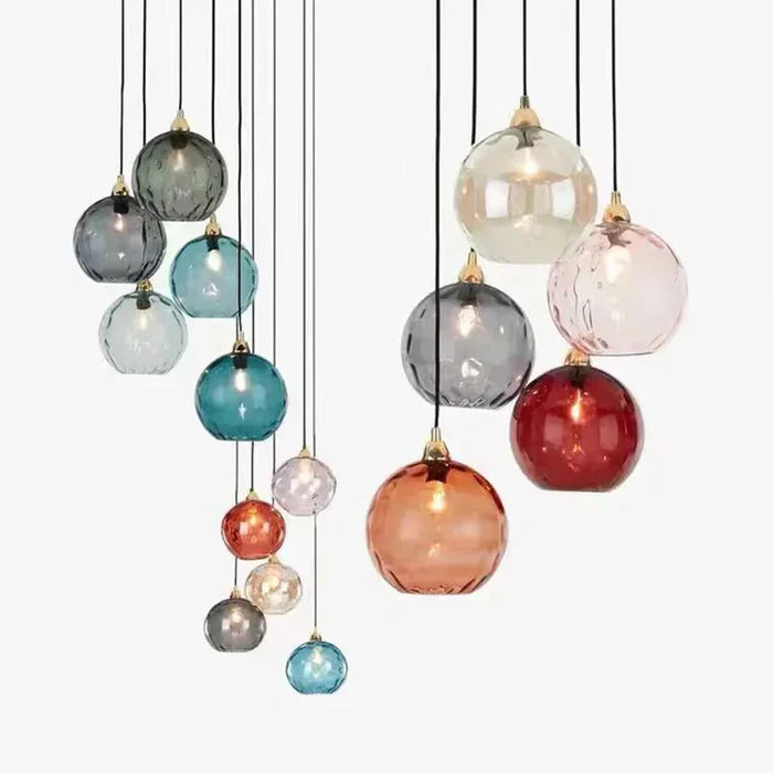 Zeitlose Glaskugel Hängeleuchte, klares Design, schafft gemütliches Ambiente.