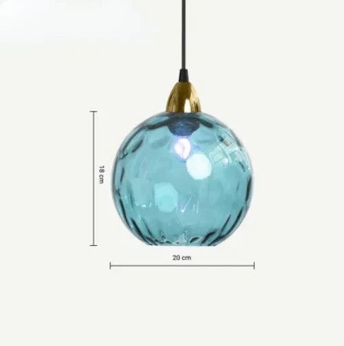 Transparente Glaskugel Pendelleuchte, vielseitig einsetzbar als Wohnzimmerleuchte.