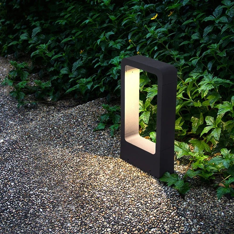 Schlanke, graue LED Bodenleuchte (30cm) im modernen Design. Perfekte Außenbeleuchtung für Gartenwege.