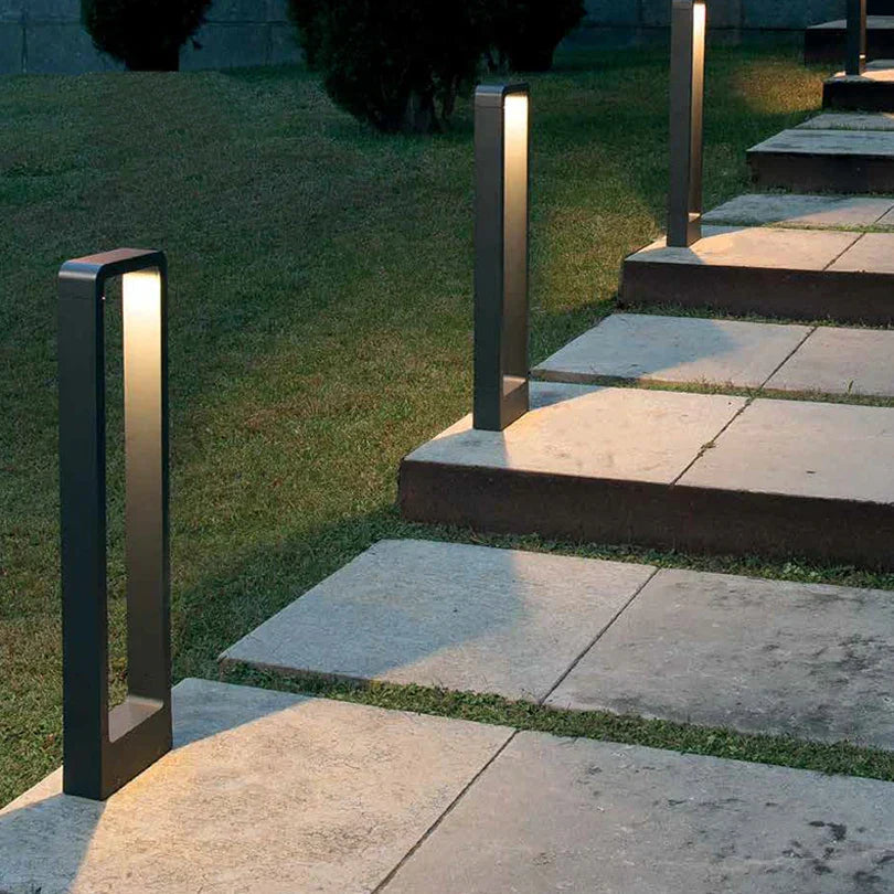 Energiesparende LED Außenleuchte, 30cm hoch, für stilvolle Garten- & Terrassenbeleuchtung. Modern & robust.