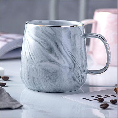 Elegante graue Marmortasse mit goldenem Rand für Kaffee oder Tee. Luxuriöses Design, perfektes Geschenk.
