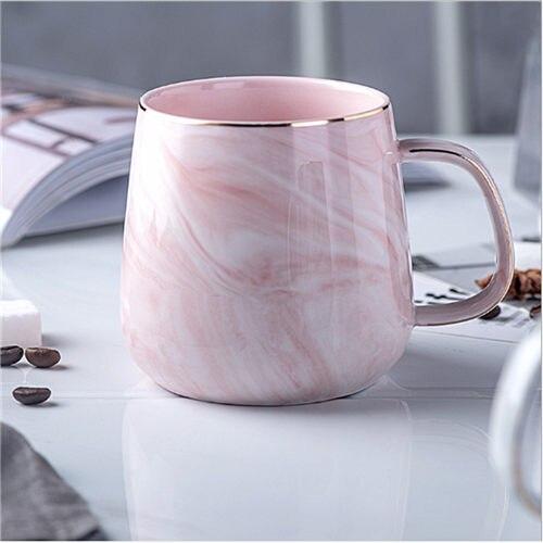Schicke rosa Marmortasse mit zartem Goldakzent. Einzigartiges Keramikdesign für Tee und Kaffee.