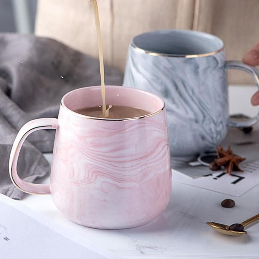 Handgemachte Marmor-Kaffeetasse mit elegantem Goldrand. Einzigartiges Keramik-Unikat für Teeliebhaber.