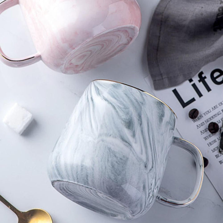 Luxuriöse Marmortasse in Grau/Rosa mit goldenem Akzent. Ideales Geschenk für Kaffee- & Teegenuss.
