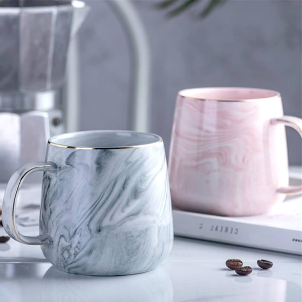 Handgemachte rosa Marmorteetasse mit edlem Goldrand. Elegantes Design für besondere Teemomente.