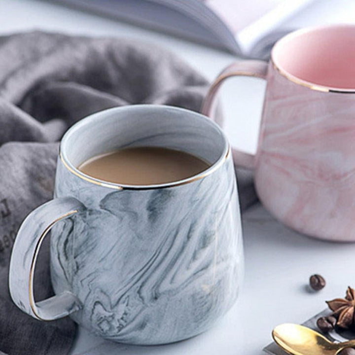 Einzigartige Keramiktasse in Marmoroptik (grau/rosa) mit feinem Goldrand. Stilvolles Kaffee-Accessoire.