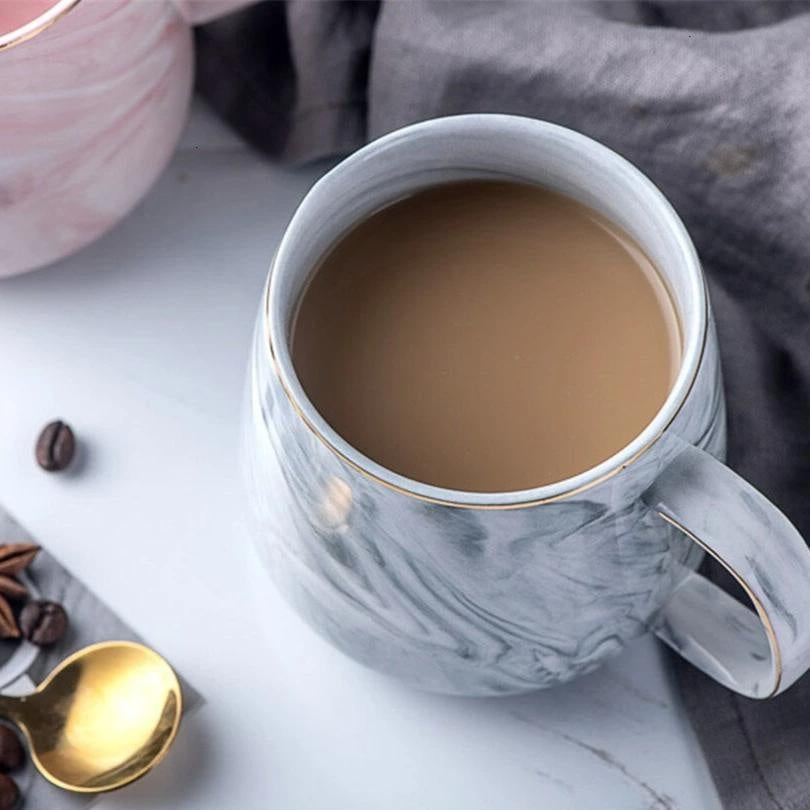 Elegante Marmor-Kaffeetasse mit goldenem Rand. Exklusives Design für stilvollen Kaffeegenuss.