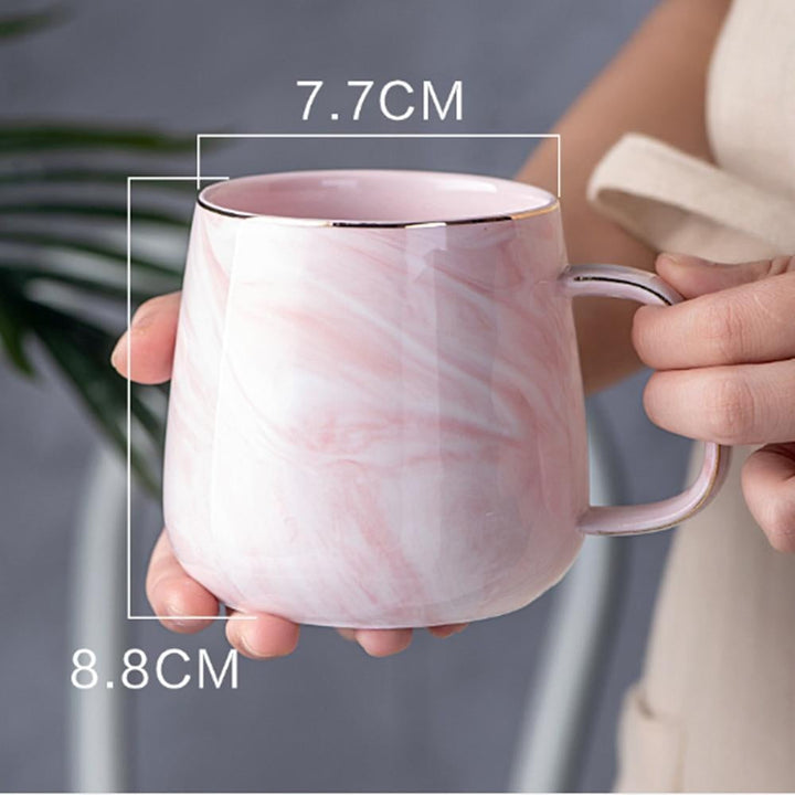Moderne Designtasse in Marmoroptik (Grau/Rosa) mit Goldrand. Ideal für Kaffee, Tee, als Luxus-Geschenk.