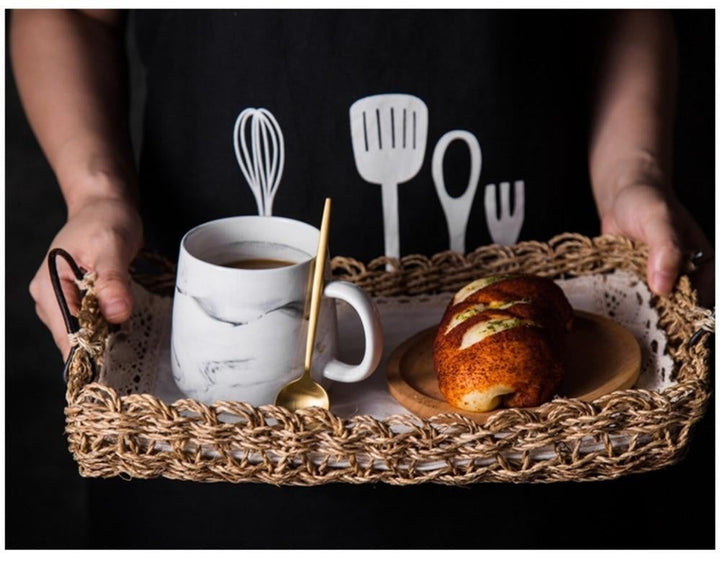 Edle graue Marmortasse mit glänzendem Goldrand. Perfekt für Kaffee, Tee oder als stilvolles Geschenk.