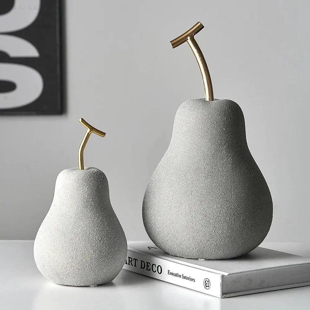 Elegante Birnen-Skulptur aus Harz, handgefertigt im Naturdesign, modern & ansprechend als Wohnaccessoire.