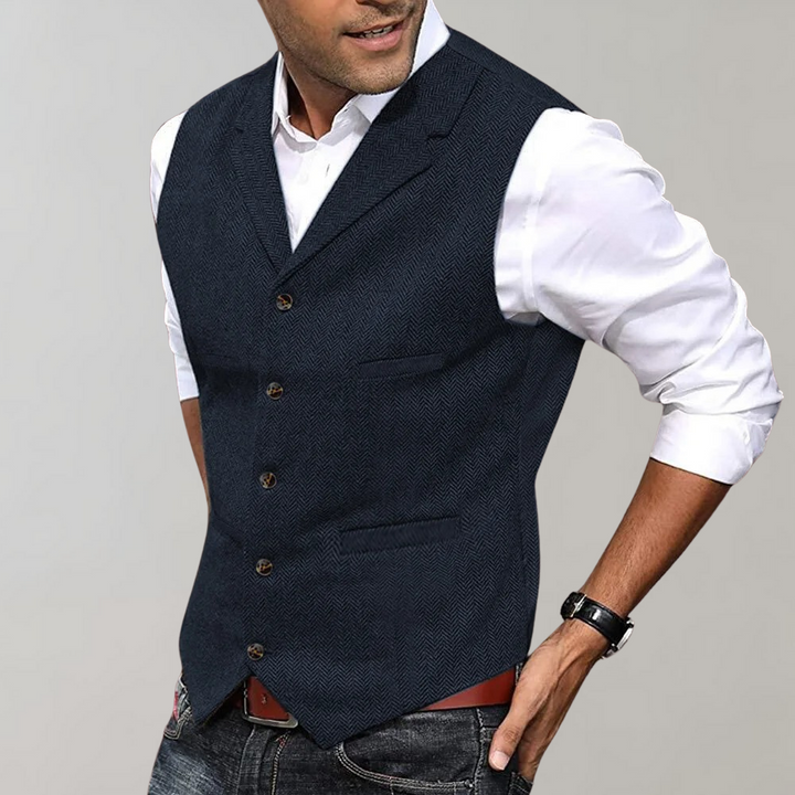 Detailaufnahme einer hochwertigen Herren Anzugweste, ideal für stilvolle Smart Casual Outfits.