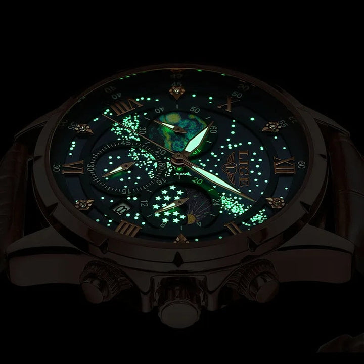 Nahaufnahme der Herren Armbanduhr: Zifferblatt, Zeiger und das kratzfeste Mineralglas, elegant.