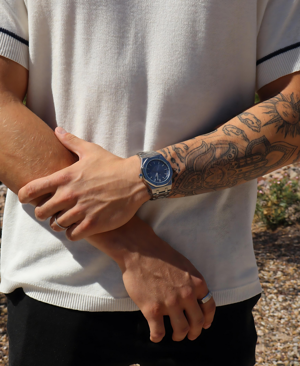 Wasserdichte Herrenuhr aus Edelstahl mit Saphirglas, ideal für Business und Alltag.