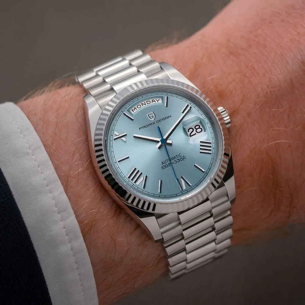 Klassische Herrenuhr am Handgelenk, Automatikuhr für Business und Alltag. Wasserdichtes Herren Accessoire.
