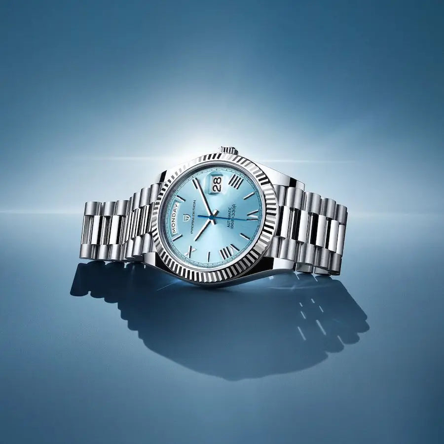 Wasserdichte Automatikuhr für Herren, elegantes Gehäuse und Krone. Klassische Luxusuhr, selbstaufziehend.