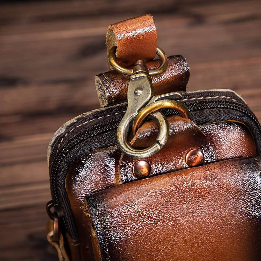 Funktionale Herren Leder Bauchtasche, dunkelbraun, bietet organisierten Stauraum für unterwegs.