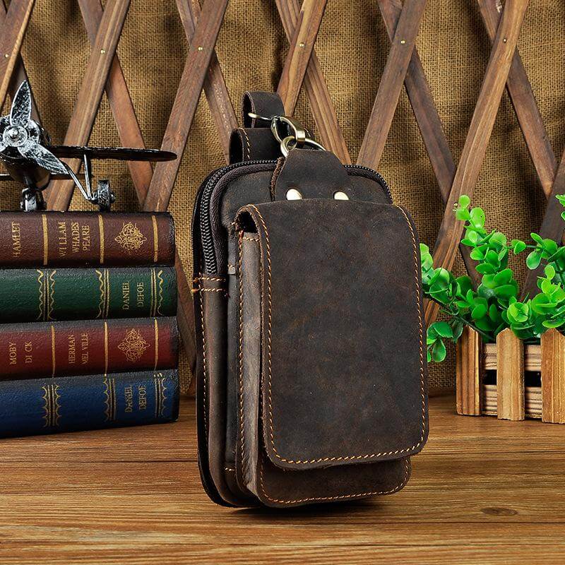 Elegante Leder Bauchtasche für Männer, in tiefem Kaffee-Braun, mit mehreren Fächern, sehr funktional.