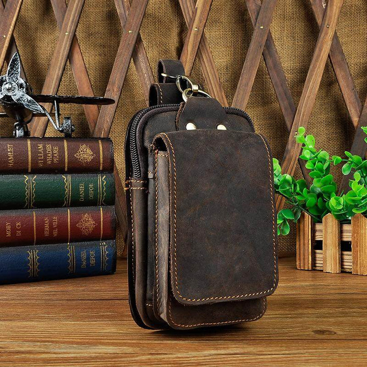 Elegante Leder Bauchtasche für Männer, in tiefem Kaffee-Braun, mit mehreren Fächern, sehr funktional.