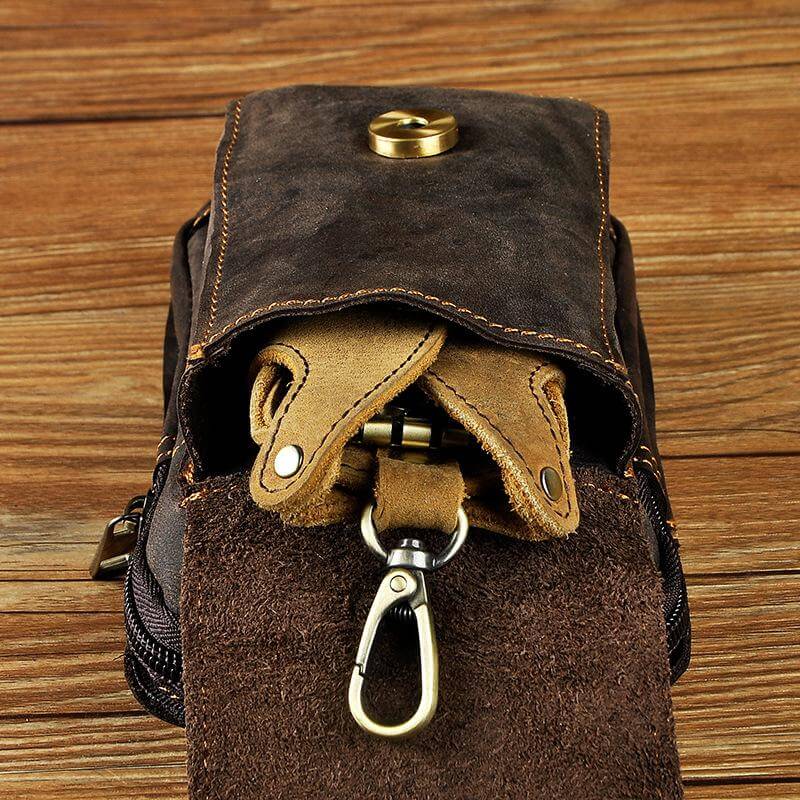 Herren Gürteltasche aus echtem Leder, dunkelbraun, schlankes Design, perfekt für Schlüssel und Handy.