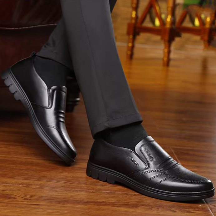 Nahaufnahme der gepolsterten Sohle der Herren Business Slipper Adam, für ultimativen Tragekomfort.