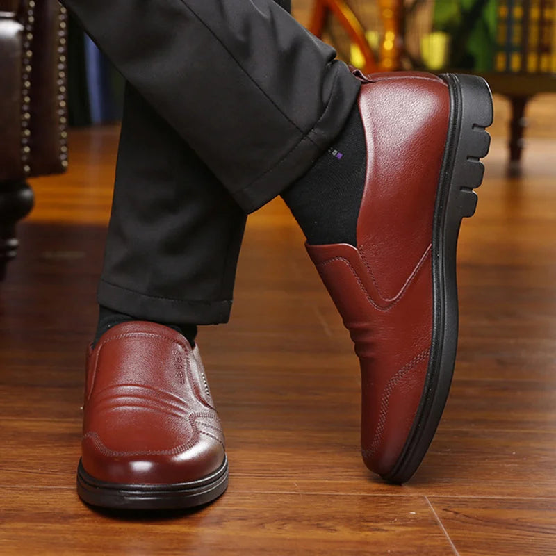 Stilvolle Herren Slipper Adam in Schwarz, bequeme Businessschuhe mit gepolsterter Innensohle.