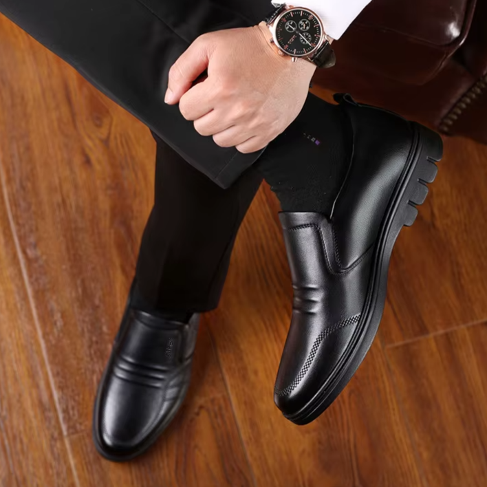 Seitenansicht der modernen Herren Slip-on Slipper Adam; Eleganz trifft Komfort für den Mann.