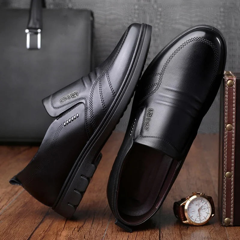 Details: Feines Obermaterial der Herren Business Slipper Adam, kombiniert mit Komfortsohle.