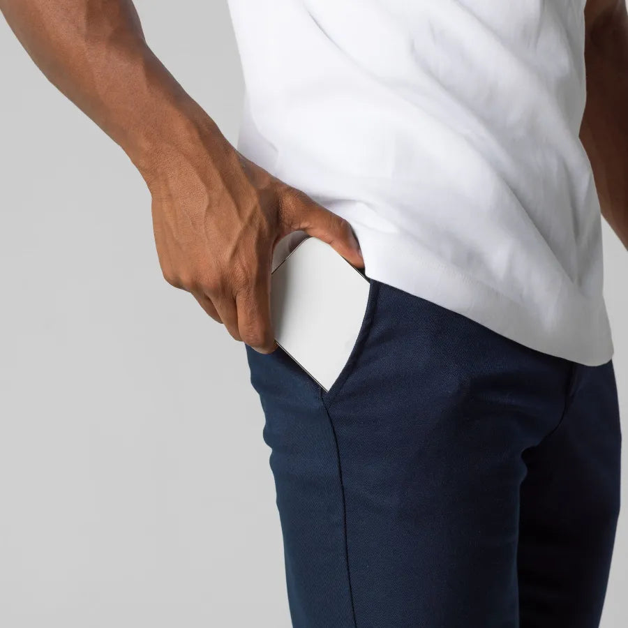 Vielseitige Herren Chino Hose in Blau. Ideal für Freizeit und Büro, kombiniert Stil mit Komfort.