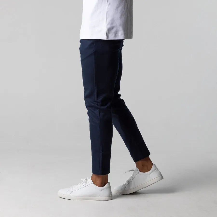 Klassische blaue Chino Hose für Herren. Elegant, dehnbar und bequem – die perfekte Ergänzung für jede Garderobe.