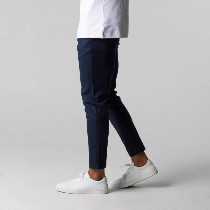 Klassische blaue Chino Hose für Herren. Elegant, dehnbar und bequem – die perfekte Ergänzung für jede Garderobe.