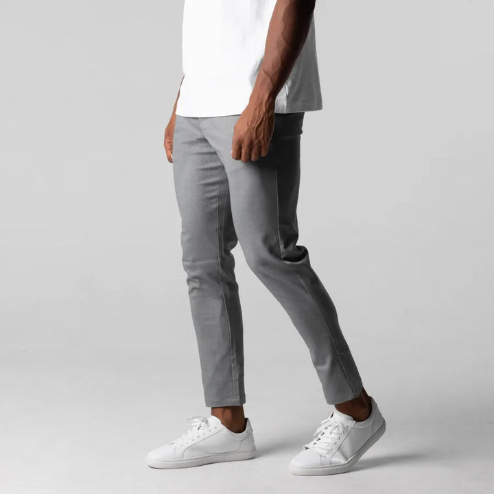 Komfortable, dehnbare Slim Fit Chino für Herren. Ideal als Freizeithose oder Business Casual.