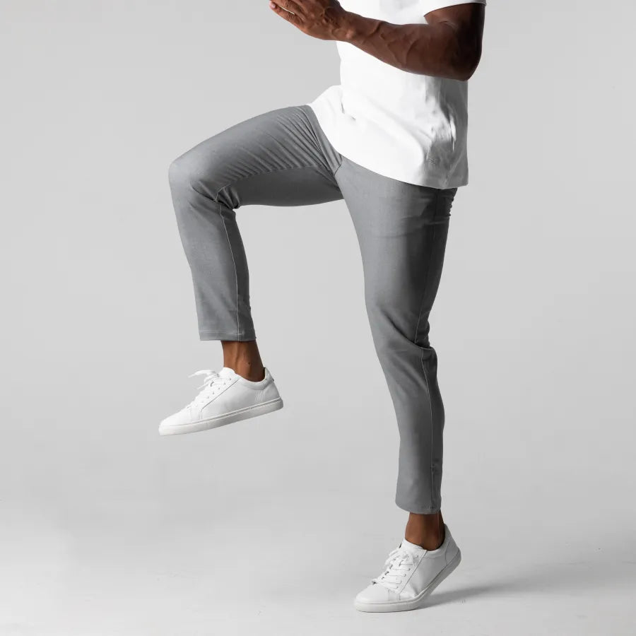 Blaue Herren Chino Hose im eleganten Slim Fit Design. Perfekt für stilvolle Anlässe und Alltag.