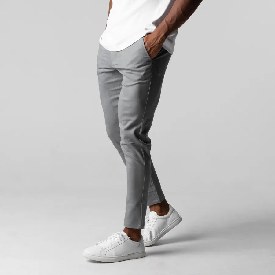 Graue Chino Herrenhose, Business Casual Style. Bietet Komfort und Eleganz für Büro und Freizeit.