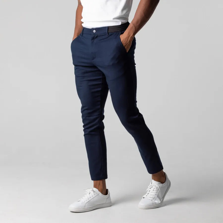 Blaue Slim Fit Chino Hose für Männer, modern und komfortabel. Eine stilvolle Wahl für den Alltag.