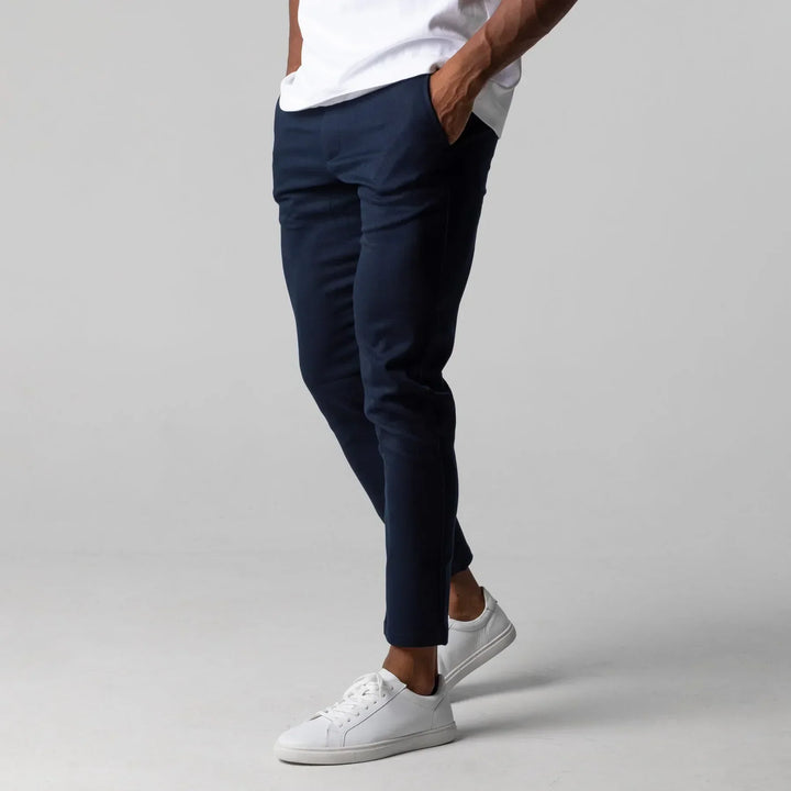 Graue, komfortable Chino Hose für Herren. Dehnbar und elegant, ideal als Freizeithose oder Büro.