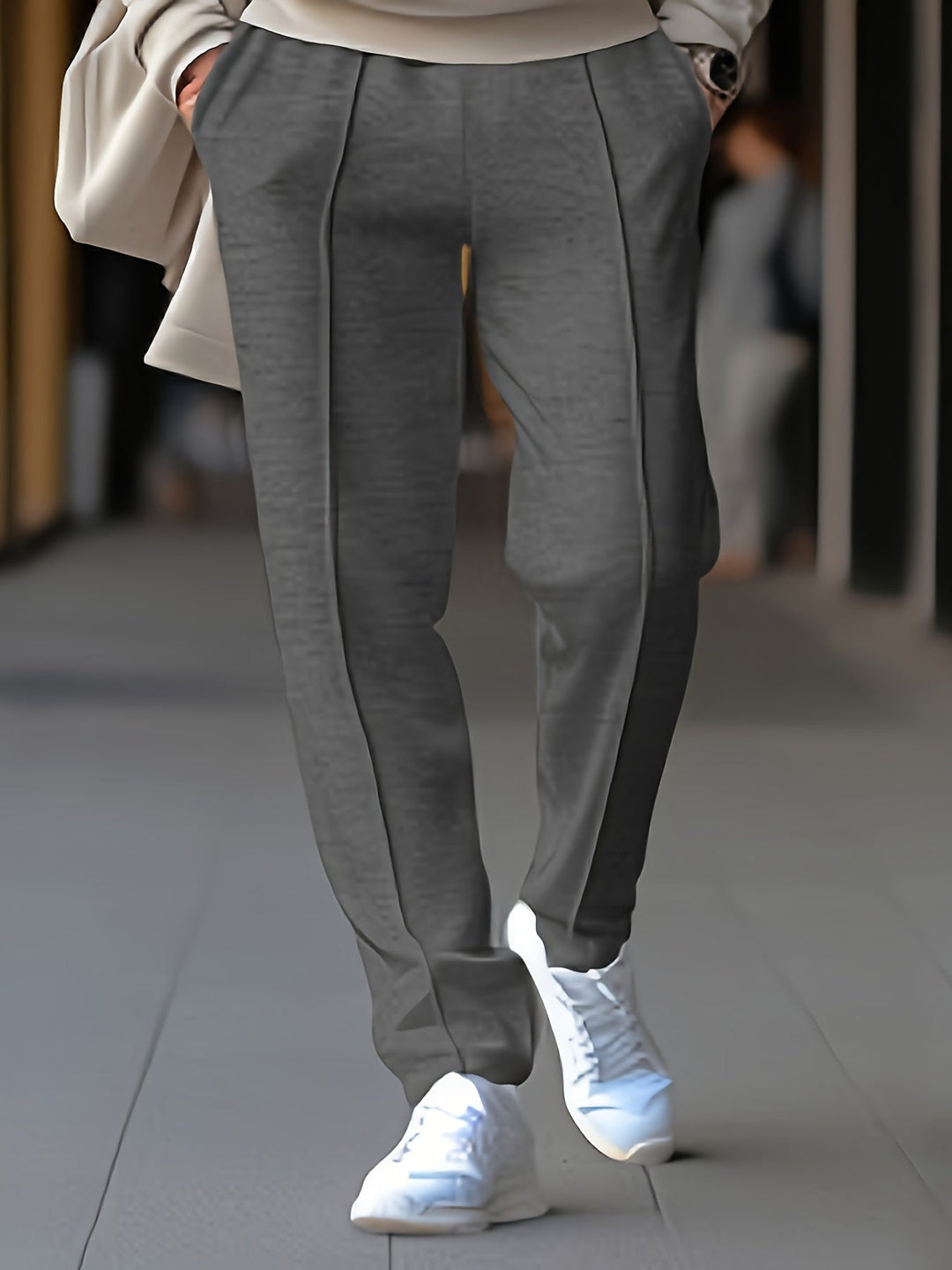 Nahaufnahme des Bundes einer bequemen Herrenhose, die Stil und Tragekomfort verspricht.