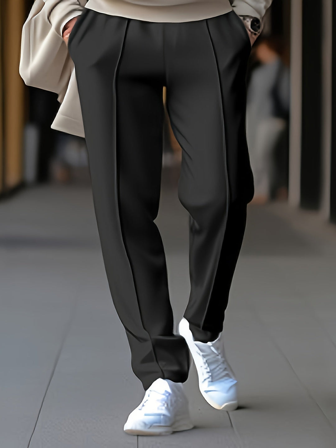 Detailansicht der hochwertigen Stoffqualität einer eleganten Herren Freizeithose.