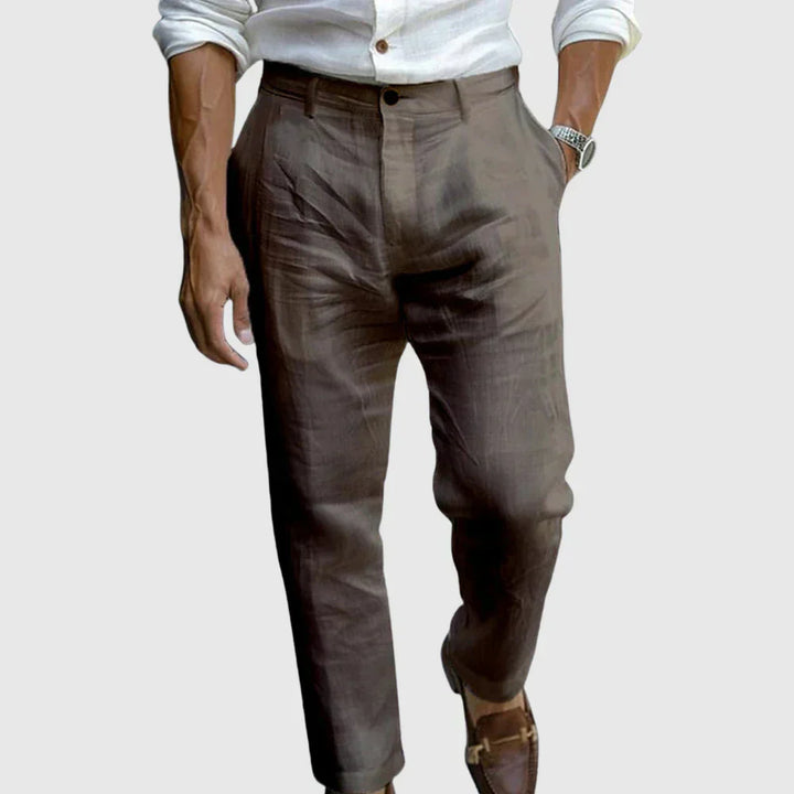 Stilvolle Herren Freizeithose mit elegantem, weitem Bein, ideal für einen modernen und leichten Sommer-Auftritt.