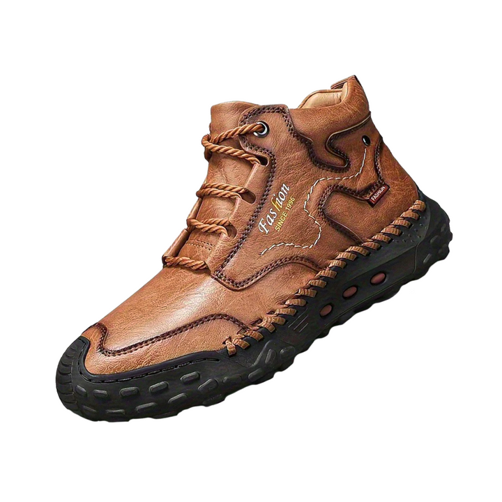 Mann trägt bequeme orthopädische Herrenstiefel bei einem Spaziergang. Ideal für den Alltag und lange Arbeitstage.