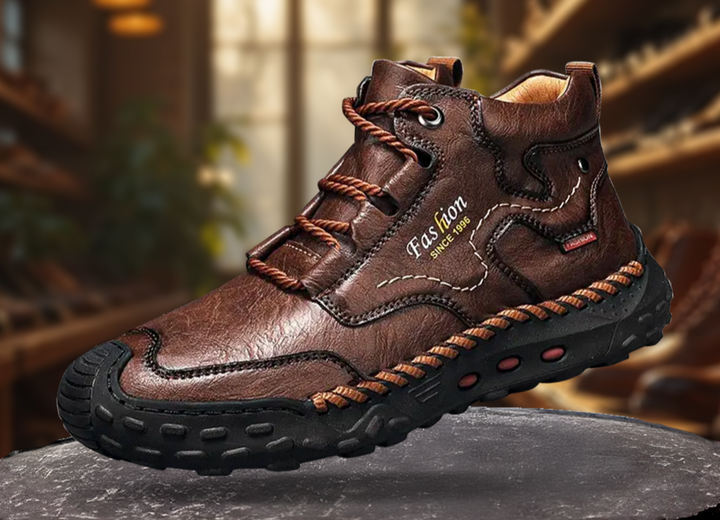 Detailansicht der komfortablen orthopädischen Sohle. Elegante Herrenstiefel bieten beste Unterstützung für die Füße.