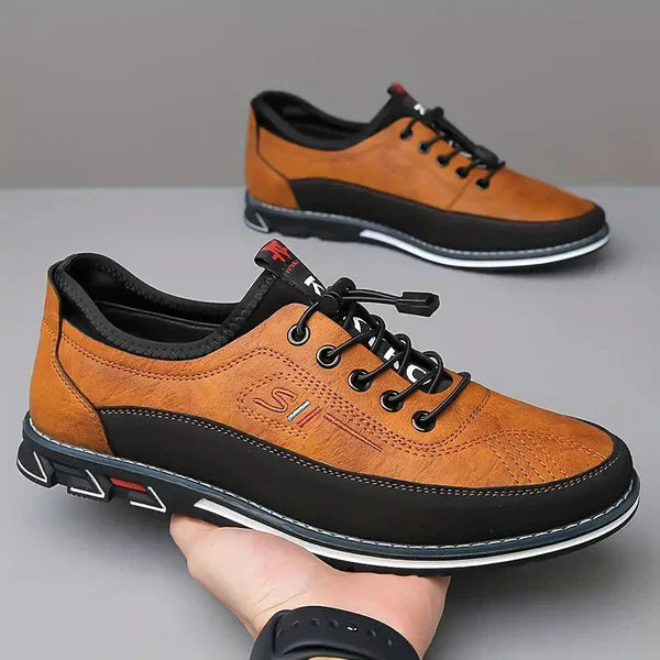 Vorderansicht eleganter Herren Oxford-Schnürschuhe. Klassische Schnürung, perfekte Passform & stilvolle Spitze.
