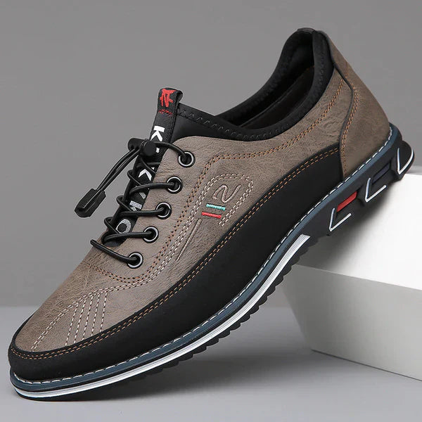 Herren Oxford-Schuhe am Fuß, stilvoll. Perfekt für elegante Business-Looks & anspruchsvolle Freizeitmomente.