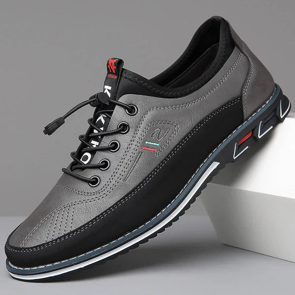 Glänzende Oberfläche italienischer Herren Oxford-Schuhe. Betont hochwertiges Leder & handwerkliche Präzision.