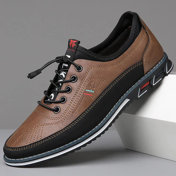 Ein Paar klassische Herren Oxford-Schnürschuhe. Bereit für stilvolle Business- & Freizeitmomente mit Komfort.