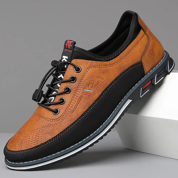 Rückansicht handgefertigter Herren Oxford-Schuhe. Robuste Ferse & saubere Verarbeitung für Langlebigkeit & Stil.