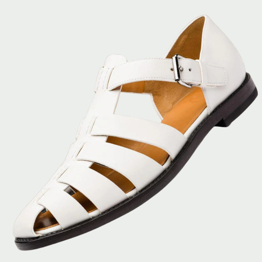 Nahaufnahme der eleganten Herren Sandalen, zeigt hochwertige Verarbeitung und den praktischen Klettverschluss für Komfort.