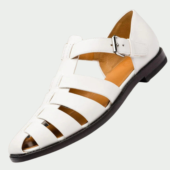 Nahaufnahme der eleganten Herren Sandalen, zeigt hochwertige Verarbeitung und den praktischen Klettverschluss für Komfort.