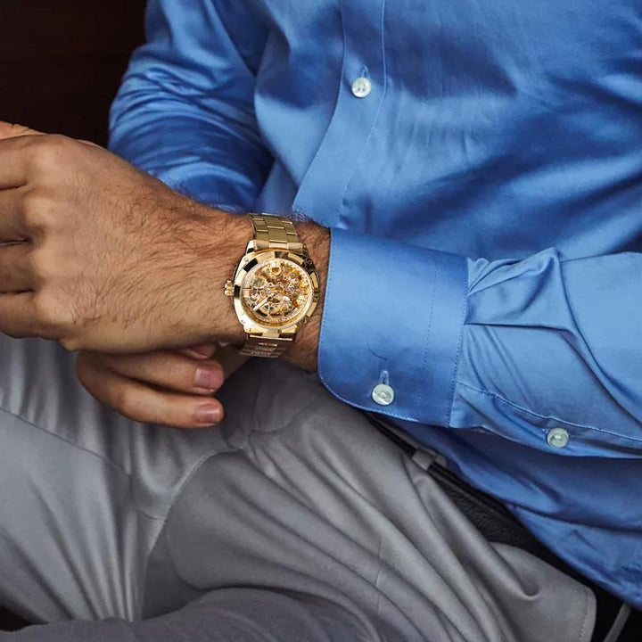 Herren Skelett-Armbanduhr am Handgelenk, demonstriert eleganten Durchblick und stilvolles Design. Modernes Männer-Accessoire.