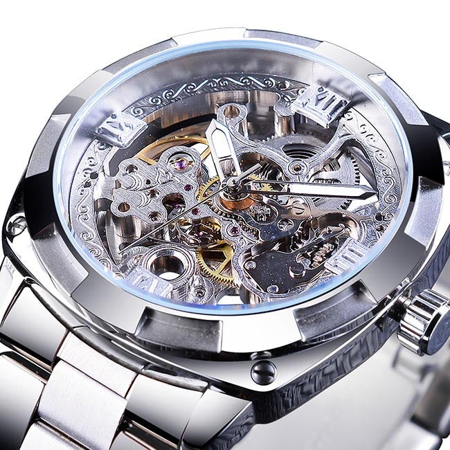 Ansicht der Herren Skelett-Uhr von der Seite, offenbart einzigartiges Design und sichtbares Uhrwerk. Stilvolle Herrenuhr.